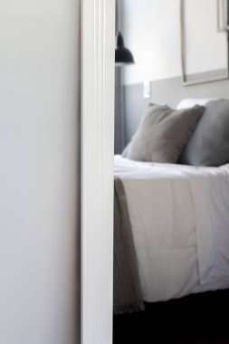  Aynada yatak yansıması olan modern klasik yatak odası..