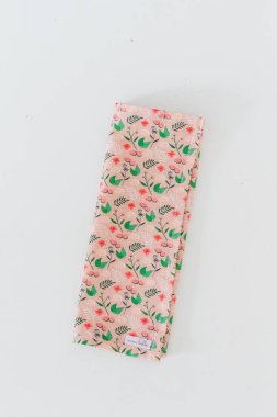 Beyaz üzerine katlanmış pembe kumaşın üst görünümü