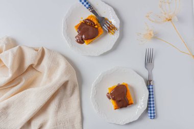 Brezilya havuç keki ve keten kumaşlı öğleden sonra atıştırmalığı kompozisyonu