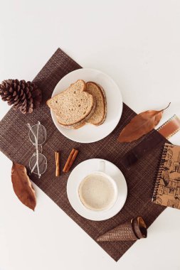 Ev yapımı ekmek, tarçınlı çubuk ve kuru yapraklı kahve manzarası.. 