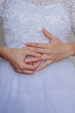 Genç ve güzel gelin alyansını tutuyor