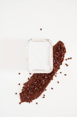 Teslimat paketi beyaz arka planda. Çikolata aromalı kompozisyon. Modern şekerci konsepti. 