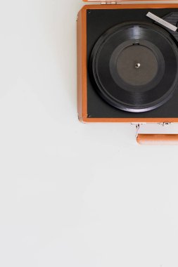 Beyaz arka planda fonograf. Estetik vintage konsepti. 