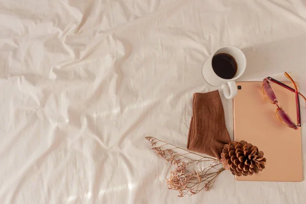 Herbst Herbst Eine Tasse Kaffee Liegt Auf Dem Beigen Bettlaken — Stockfoto