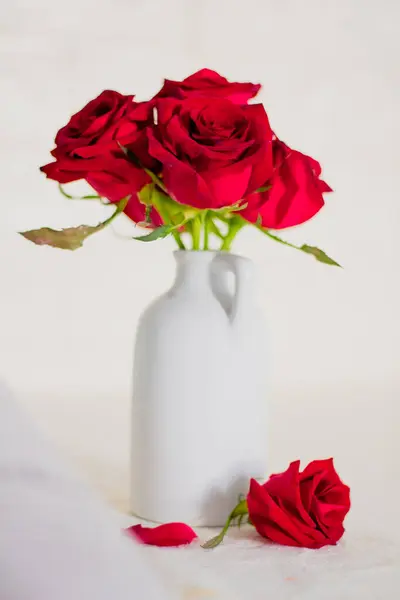 Flores Rosas Rojas Jarrón Sobre Fondo Beige — Foto de Stock