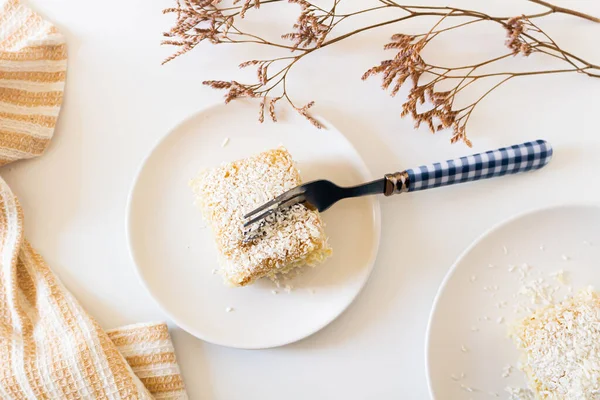 早餐可以看到自制椰子蛋糕的全景 米色舒适的组合与干花 — 图库照片