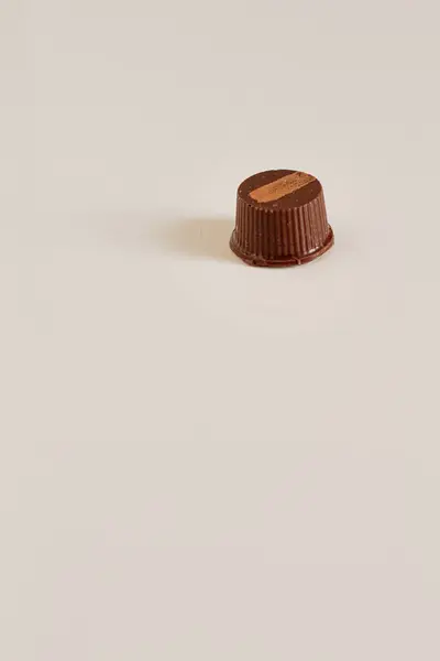 白色背景下隔离的美味黑巧克力糖 — 图库照片