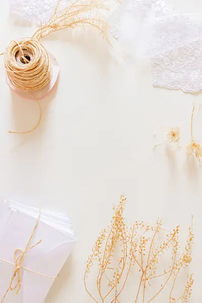 Composizione Degli Inviti Nozze Beige Buste Bianche Fiori Secchi Tessuto — Foto Stock