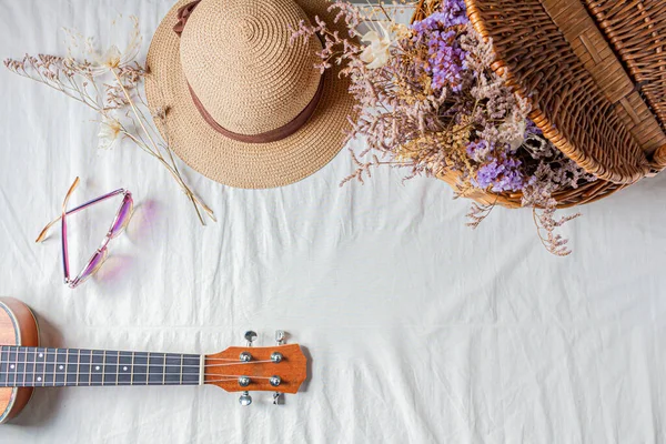 Piknik Sepetinin Üst Görüntüsü Içinde Kurumuş Çiçekler Güneş Gözlükleri Hasır — Stok fotoğraf