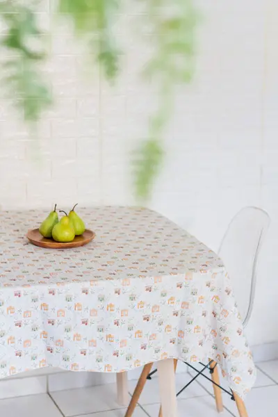 テーブルの上の皿の上の3つの緑の梨 — ストック写真