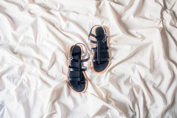 Trendiga Kvinnliga Sandaler Vit Bakgrund Estetiskt Mode Tillbehör — Stockfoto