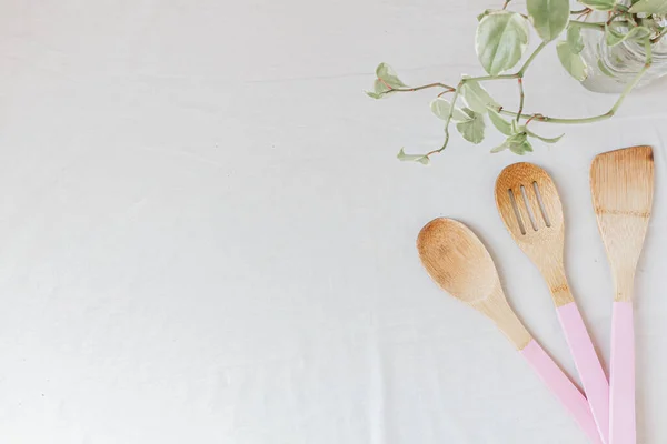 Utensílios Cozinha Rosa Claro Sobre Fundo Branco Cozinha Feminina Conceito — Fotografia de Stock