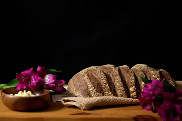 木制桌子上装饰好的褐色面包 黑暗的作文 面包店概念 — 图库照片