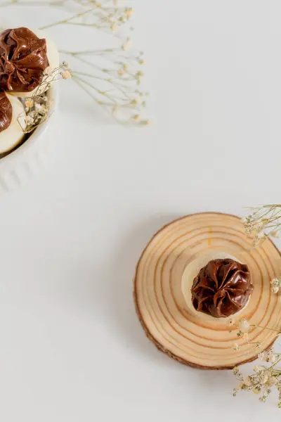 Deliciosos Doces Gourmet Chocolate Branco Decorados Com Flores Secas Fundo — Fotografia de Stock