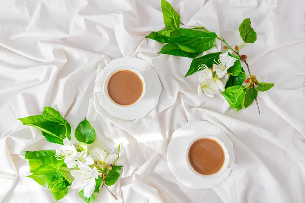 Milch Und Kaffeetasse Mit Weißen Blüten Und Brombeerblättern Auf Unordentlichem — Stockfoto