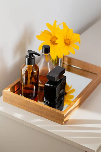 Vista Perto Garrafas Perfume Com Buquê Flores Amarelas Bandeja Espelho — Fotografia de Stock