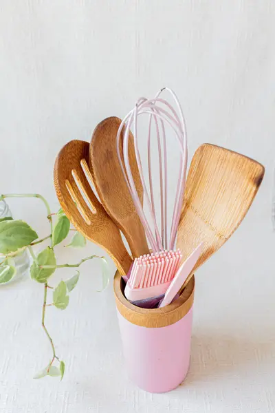 Světle Růžová Kuchyňské Nádobí Bílém Pozadí Ženská Kuchyně Koncept Vaření — Stock fotografie