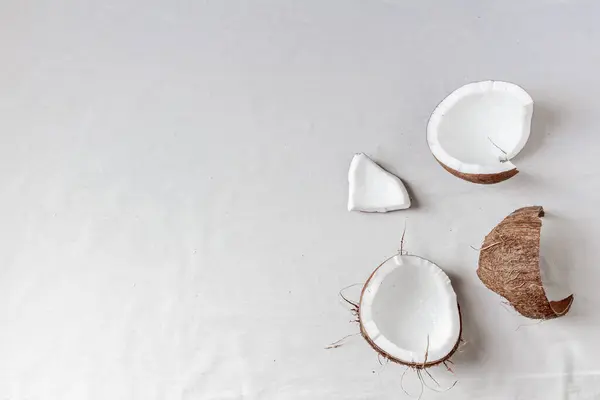 Onlangs Gebroken Kokosnoot Een Witte Achtergrond — Stockfoto