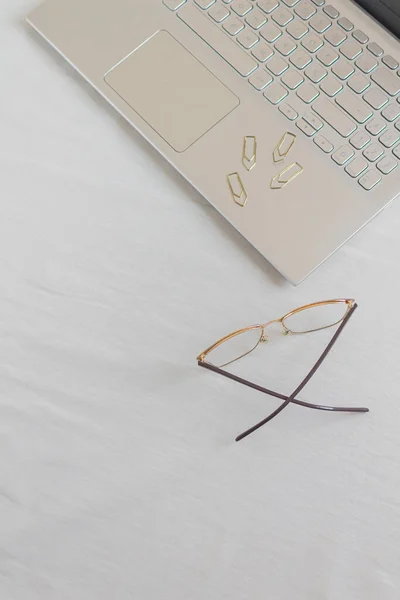 在家工作的概念 平面布局美观 简约的工作空间 手提电脑 眼镜和纸夹 — 图库照片