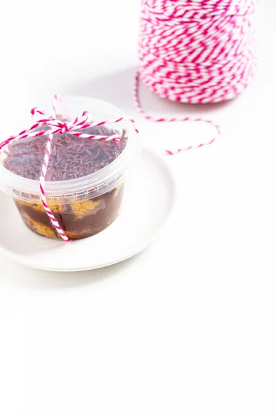 Havuç Çikolatalı Kek Minimalist Kompozisyonu Tabak Fırıncı Sicimi Yiyecek Konsepti — Stok fotoğraf