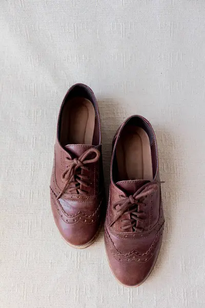 Zapatos Oxford Vintage Femeninos Color Marrón Oscuro Sobre Fondo Blanco — Foto de Stock
