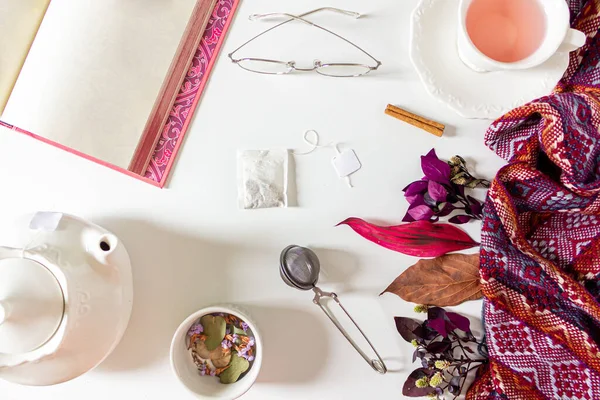 杯姜茶组合与紫色和粉色叶 茶叶滤清器 茶袋白色背景 平躺在地上 尽收眼底 茶点时间概念 — 图库照片