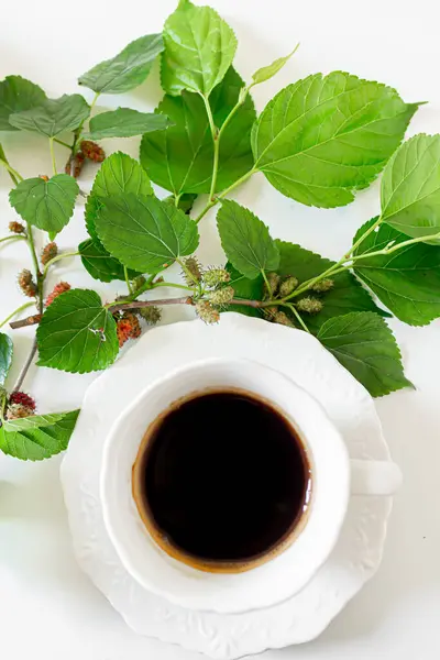 Xícara Branca Com Café Preto Fresco Folhas Verdes Branco — Fotografia de Stock