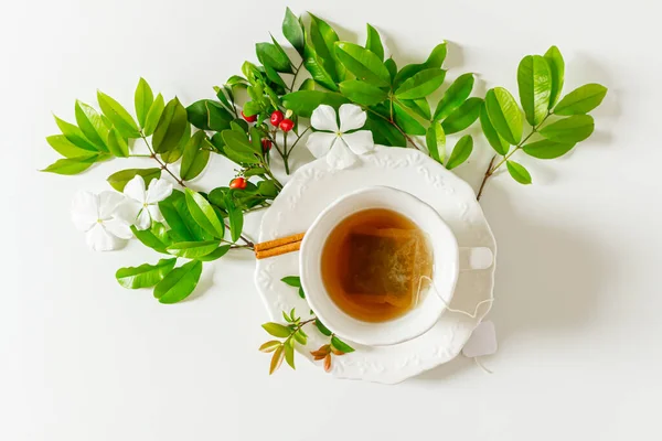 Bela Composição Com Chá Copo Branco Decorado Com Folhas Verdes — Fotografia de Stock