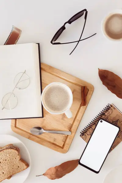 Otoño Composición Del Desayuno Con Libro Anteojos Hojas Secas Alrededor — Foto de Stock