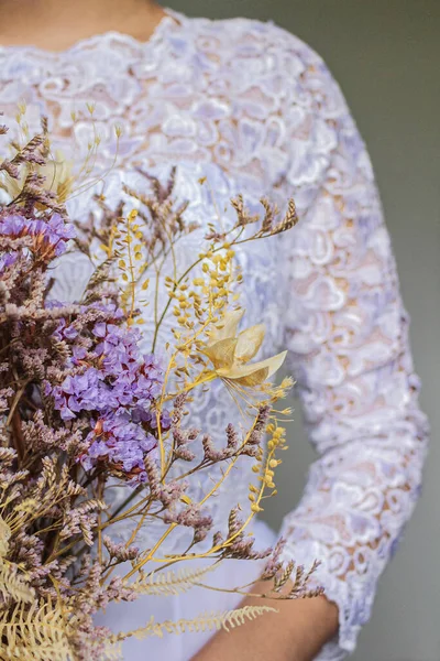 Νεαρή Και Όμορφη Νύφη Κρατώντας Ένα Αποξηραμένο Μπουκέτο Λουλουδιών — Φωτογραφία Αρχείου