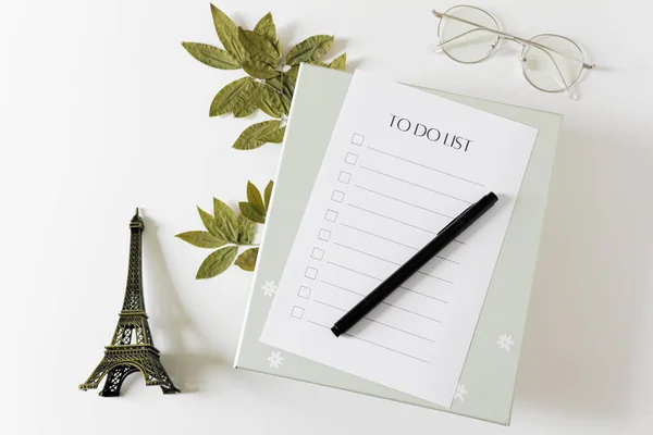 Flache Aufgabenliste Mit Kopierraum Schreibtisch Hause Mit Eiffelturm Getrockneten Pflanzen — Stockfoto