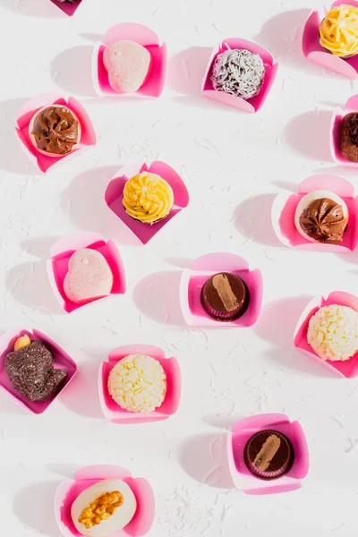 Diferentes Caramelos Sobre Fondo Blanco Composición Femenina Primavera Estilo Comida — Foto de Stock