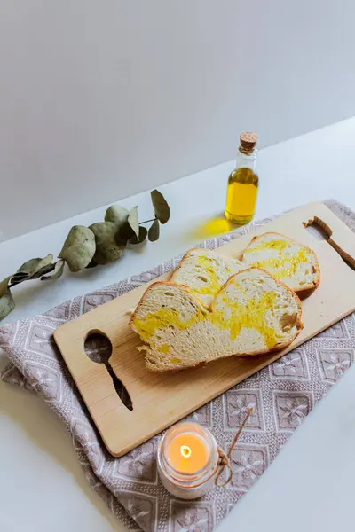 Fatias Pão Branco Com Azeite Parte Superior Tábua Madeira Com — Fotografia de Stock