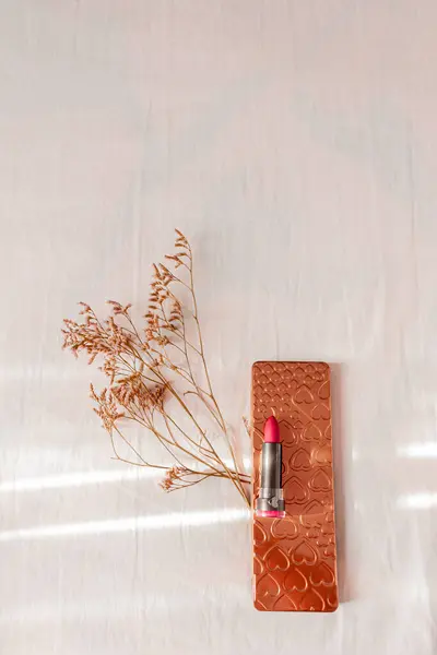 Vrouwelijke Rode Lippenstift Palet Wilde Bloemen Houten Ondergrond Flat Lay — Stockfoto