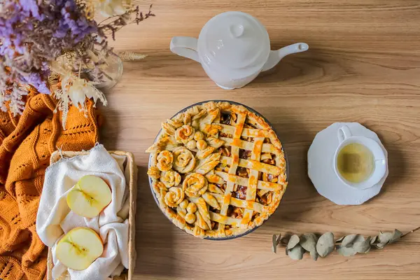 テーブルの上に飾られたリンゴパイ 秋のコンポジション コージーコンセプト ブログ ブロガー ソーシャルメディア — ストック写真