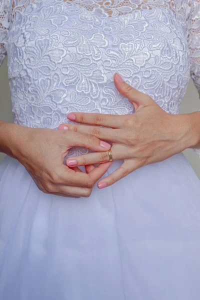 Junge Und Hübsche Braut Hält Ihren Ehering — Stockfoto