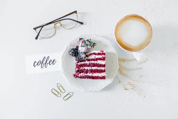 赤いベルベットケーキとホワイトバックグラウンドのミルクとコーヒーのカップで朝食の構成 フラットレイ トップビュー — ストック写真