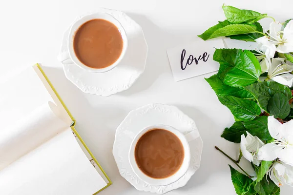 Xícara Café Leite Cartão Com Mensagem Amor Flores Brancas Folhas — Fotografia de Stock