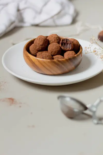 カカオパウダーで覆われたチョコレートトリュフ おいしいデザートコンセプト — ストック写真