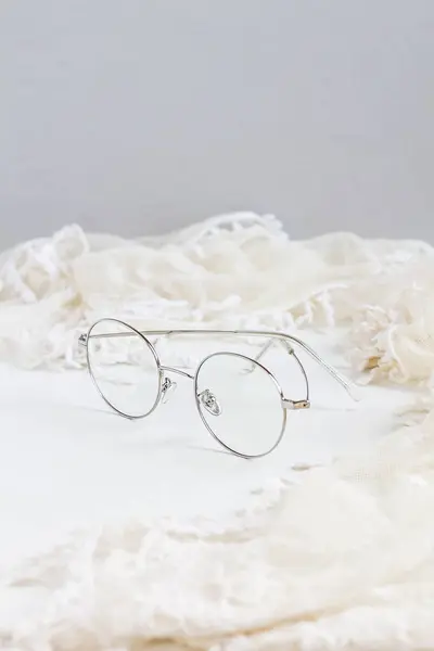 Vista Vicino Degli Occhiali Con Tessuto Cotone Bianco — Foto Stock