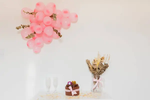 浪漫的概念 巧克力蛋糕 两个空杯子 一束干花和一堆粉色气球 — 图库照片