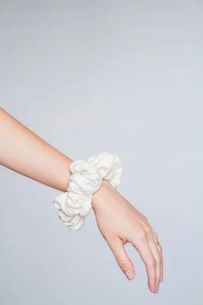 Jonge Vrouwelijke Hand Met Een Scrunchie Pols — Stockfoto
