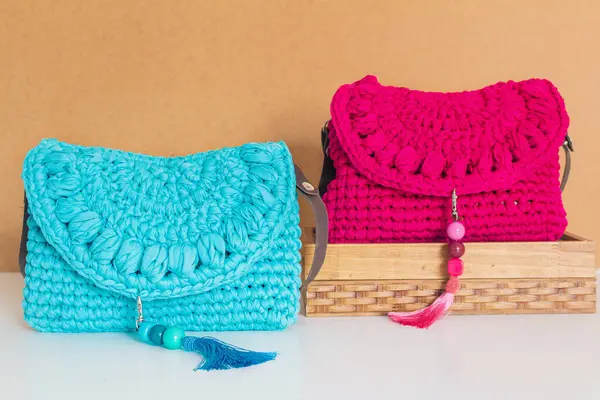 Vista Dois Sacos Crochê Feminino Fundo Bege Conceito Moda — Fotografia de Stock