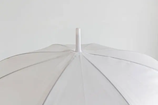 Schnappschuss Eines Weißen Regenschirms Auf Weißem Hintergrund Minimalistisches Konzept — Stockfoto
