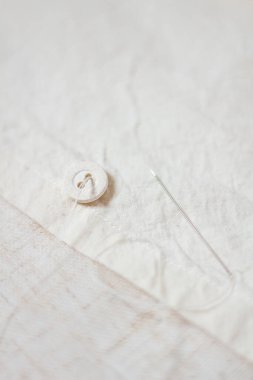 Kompozisyon dikiyorum. Bej arkaplanda bej düğmeler.