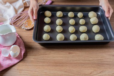 Genç Kadın Peynirli Ekmek Pişiriyor - Ev Yapımı Brezilya Kahvaltı Tarifi