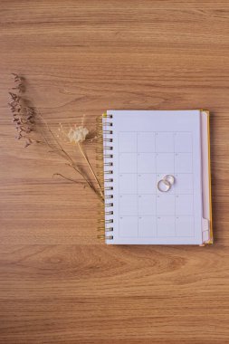 Düğün Hazırlıkları Düz Yerde - Gelinlik Planlayıcısı ve Altın Evlilik Yüzükleri