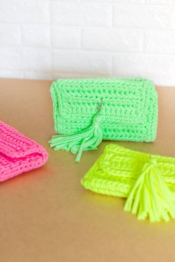 Bej arka planda parlak renkli kadın tığ işi çantalar. Moda konsepti 