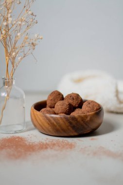 Kakao tozuyla kaplı çikolatalı trüf. Lezzetli tatlı konsepti. 