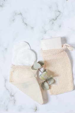 Mermer arka planda sabun ve pamuk pedleri. 